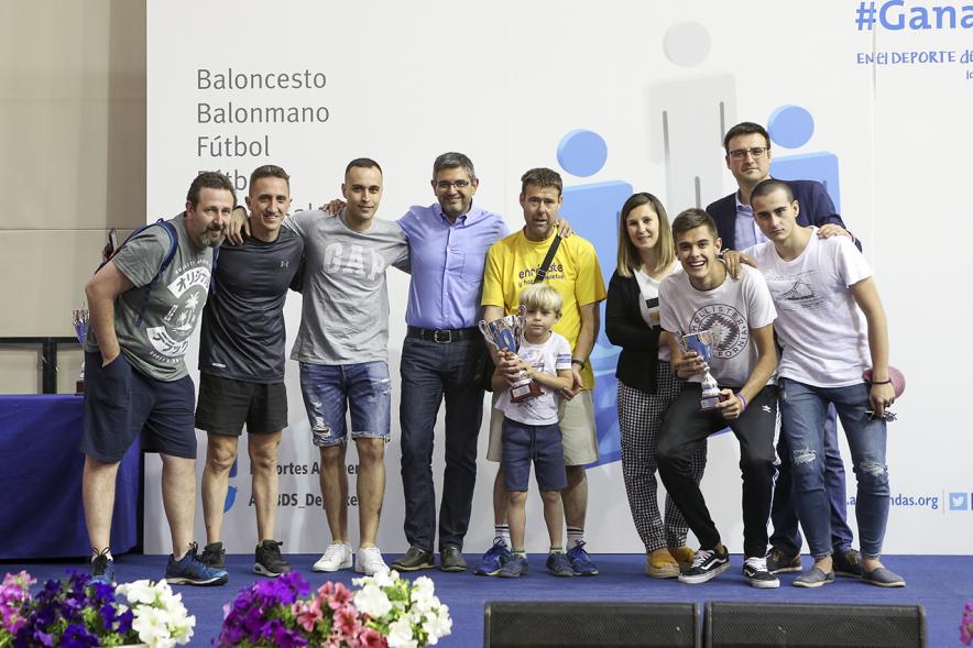 Entrega de trofeos XXII Juegos Deportivos Municipales - Posado de los deportistas  con el alcalde Sánchez Acera y el vice alcalde Miguel Ángel Arranz.