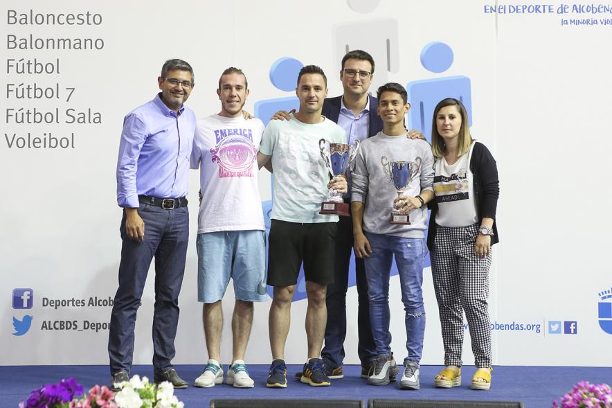 Entrega de trofeos XXII Juegos Deportivos Municipales - Posado de varias autoridades municipales junto a dos deportistas ganadores.
