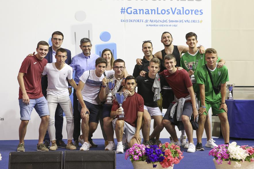 Entrega de trofeos XXII Juegos Deportivos Municipales - Posado de los deportistas  con su trofeo junto al alcalde Sánchez Acera y Miguel Ángel Arranz, vicealcalde.