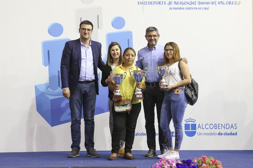 Entrega de trofeos XXII Juegos Deportivos Municipales -Posado de varias autoridades municipales junto a dos deportistas ganadores.