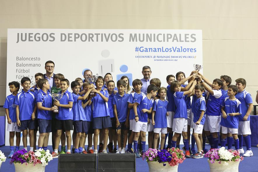 Entrega de trofeos XXII Juegos Deportivos Municipales -  Posado de los equipos infantiles al completo con el alcalde Sánchez Acera y el vice alcalde Miguel Ángel Arranz.