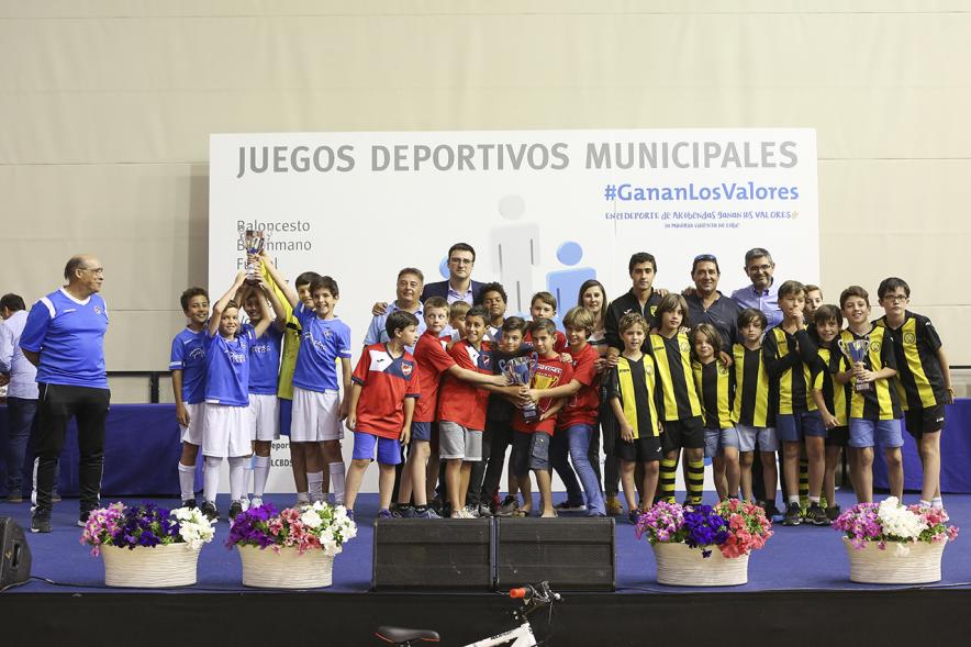 Entrega de trofeos XXII Juegos Deportivos Municipales -Posado de los deportistas infantiles con su trofeo junto al alcalde Sánchez Acera y Miguel Angel Arranz, vicealcalde.