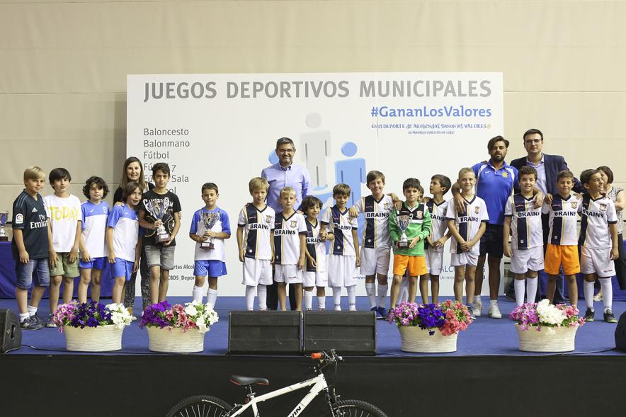 Entrega de trofeos XXII Juegos Deportivos Municipales -Posado de los equipos infantiles al completo con el alcalde Sánchez Acera y el vice alcalde Miguel Ángel Arranz. 
