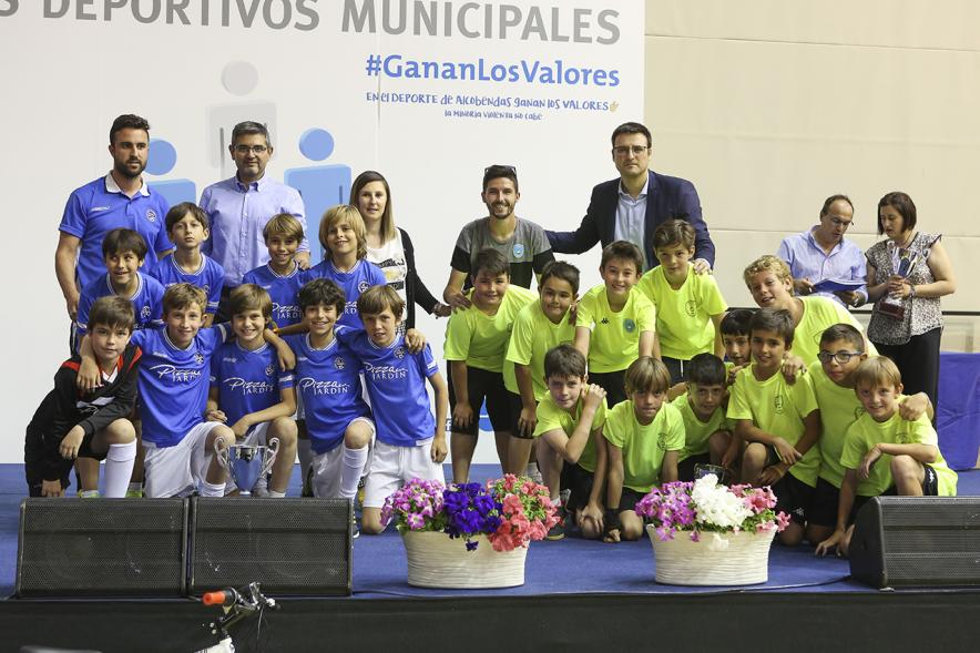 Entrega de trofeos XXII Juegos Deportivos Municipales - Posado de los equipos infantiles al completo con el alcalde Sánchez Acera y el vice alcalde Miguel Ángel Arranz.