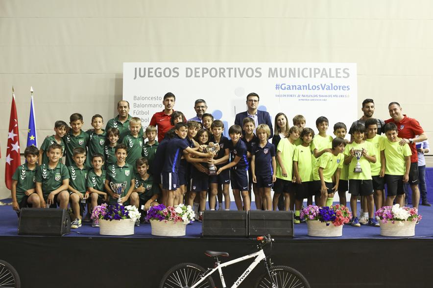 Entrega de trofeos XXII Juegos Deportivos Municipales - Posado de los equipos infantiles al completo con el alcalde Sánchez Acera y el vice alcalde Miguel Ángel Arranz.