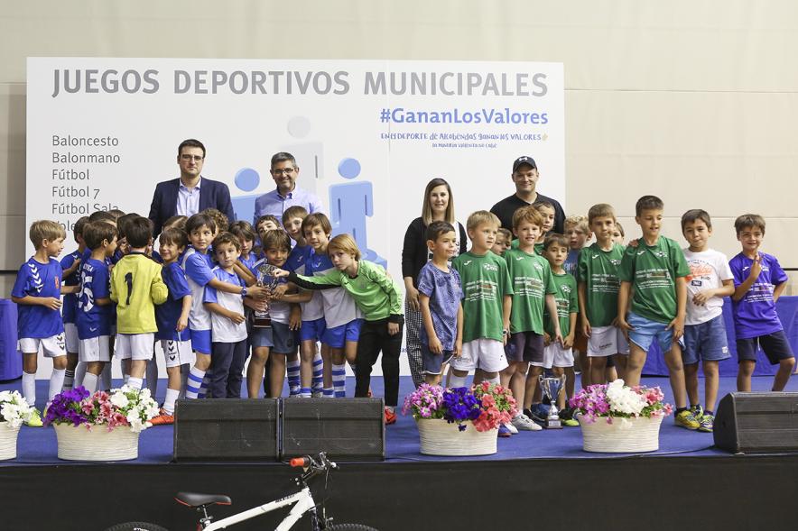 Entrega de trofeos XXII Juegos Deportivos Municipales -  Posado de los equipos infantiles al completo con el alcalde Sánchez Acera y el vice alcalde Miguel Ángel Arranz.