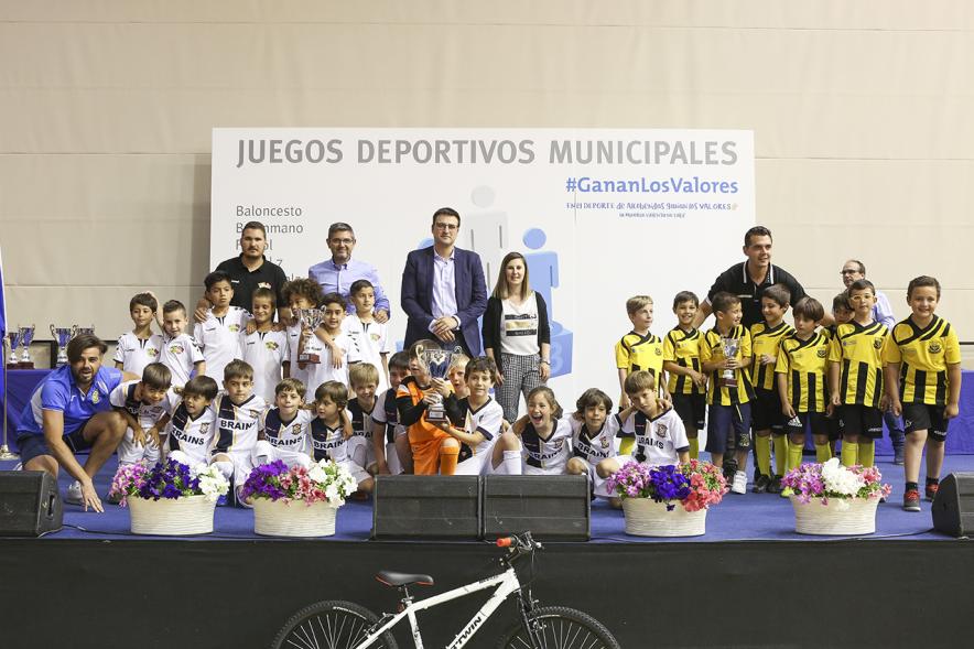 Entrega de trofeos XXII Juegos Deportivos Municipales -  Posado de los equipos infantiles al completo con el alcalde Sánchez Acera y el vice alcalde Miguel Ángel Arranz.