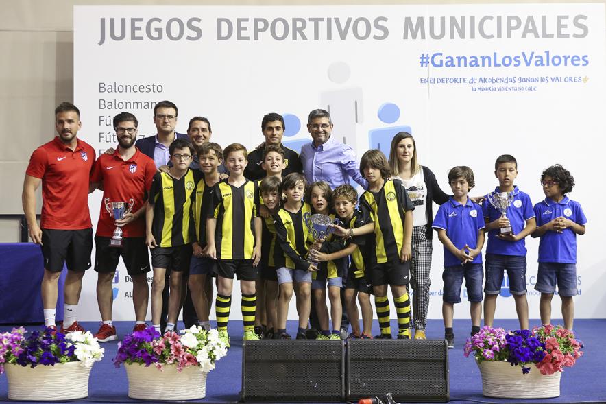 Entrega de trofeos XXII Juegos Deportivos Municipales - Posado de los equipos infantiles  con el alcalde Sánchez Acera y el vice alcalde Miguel Ángel Arranz y al vocal de deportes María Espín.