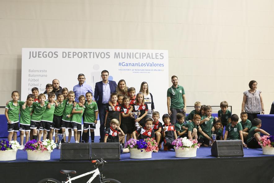 Entrega de trofeos XXII Juegos Deportivos Municipales - Posado de los equipos infantiles al completo con el alcalde Sánchez Acera y el vice alcalde Miguel Ángel Arranz.
