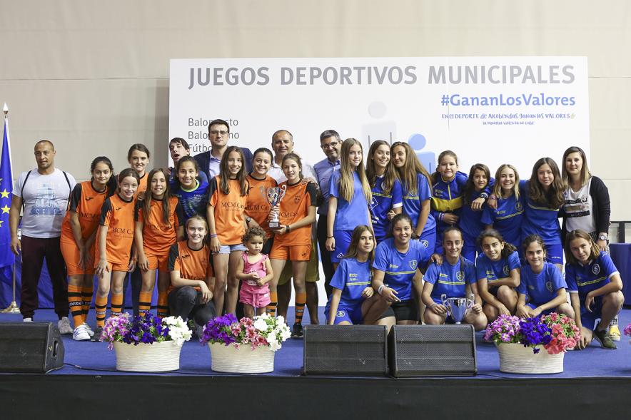 Entrega de trofeos XXII Juegos Deportivos Municipales -  Posado de los equipos infantiles al completo con el alcalde Sánchez Acera y el vice alcalde Miguel Ángel Arranz.
