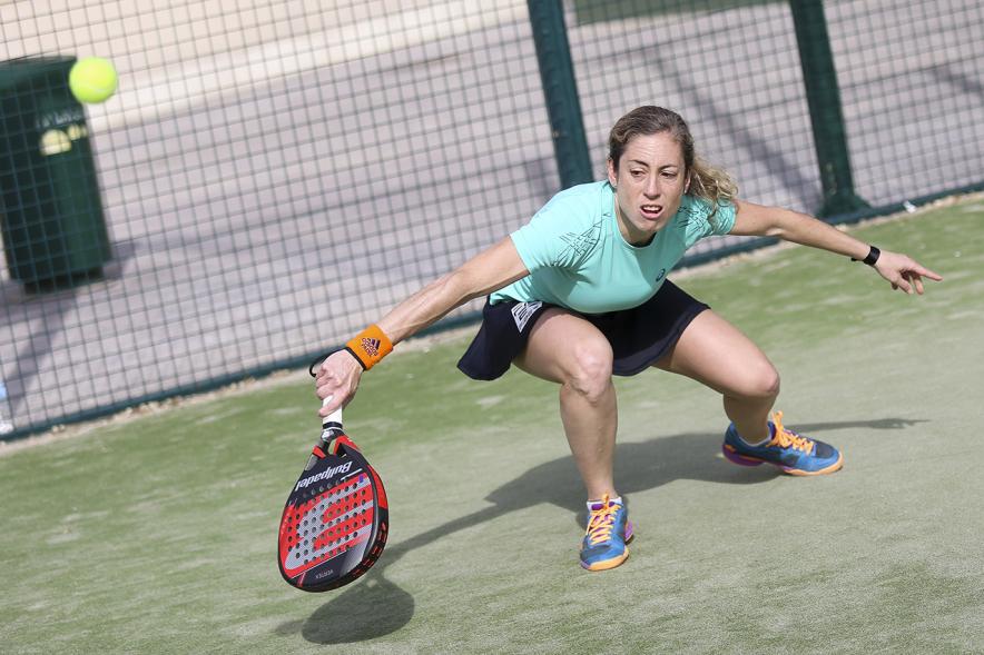 Torneo de Pádel Torrijas Champion Ship a favor de Alex - Imagen en movimiento de una  participante del torneo jugando.