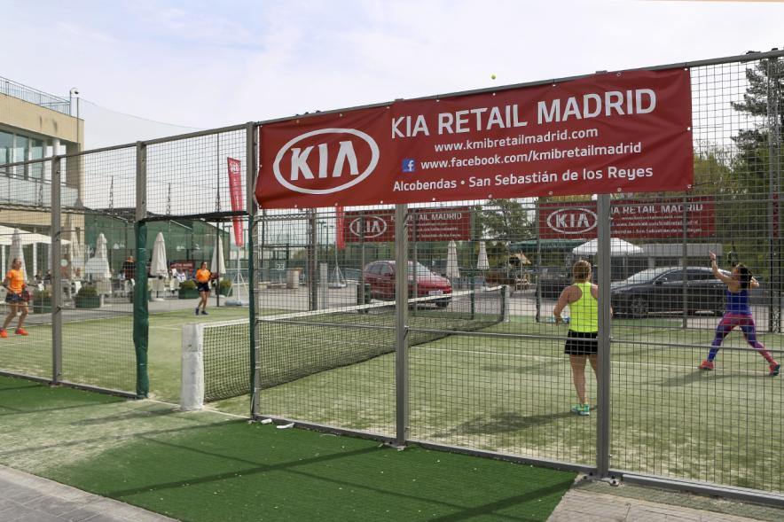 Torneo de Pádel Torrijas Champion Ship a favor de Alex - Primer plano del cartel del Patrocinador. KIA RETAIL MADRID.