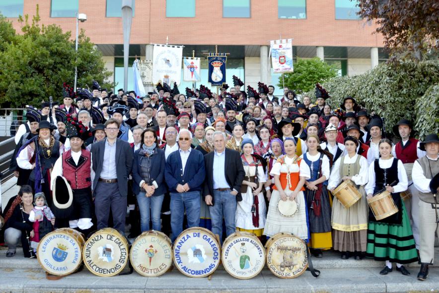 XVIIº Encuentro de Gaitas - Imagen de foto de tos los participantes en el encuentro y las autoridades que han asistido.
