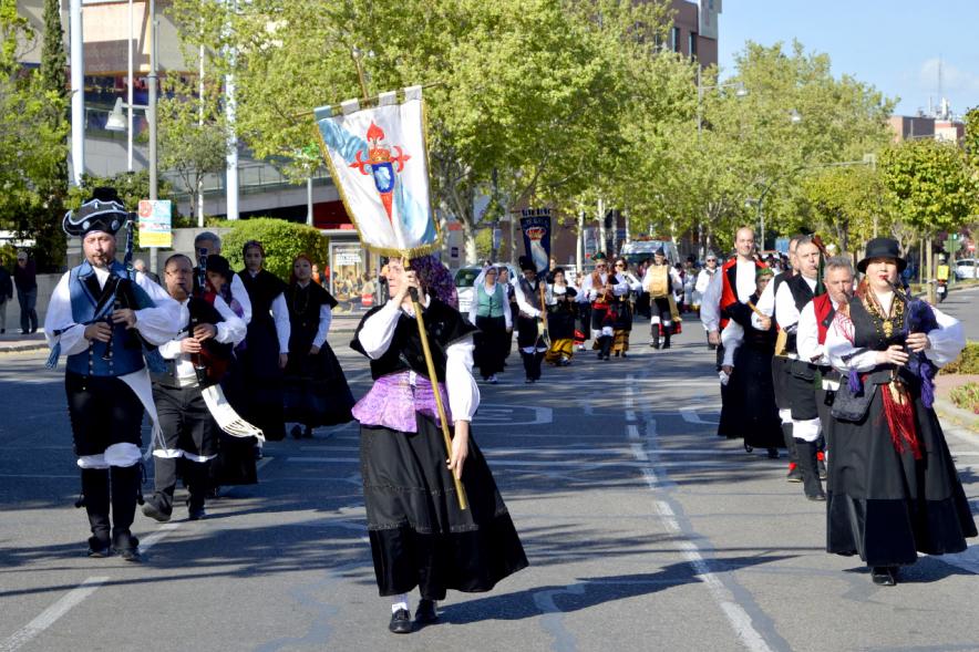 XVIIº Encuentro de Gaitas - Imagen de una de las agrupaciones gallegas delante de su estandarte.