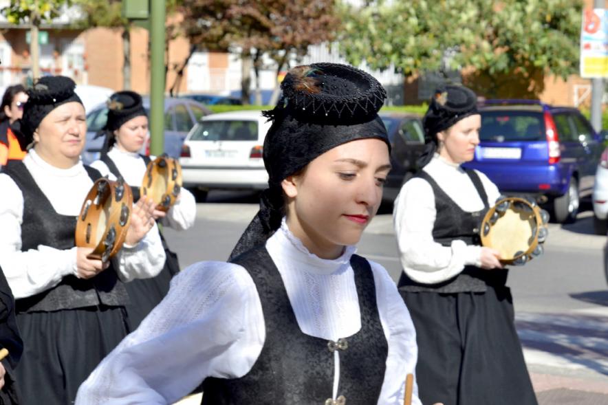 XVIIº Encuentro de Gaitas - Imagen de un grupo de personas tocando los panderos y desfilando.