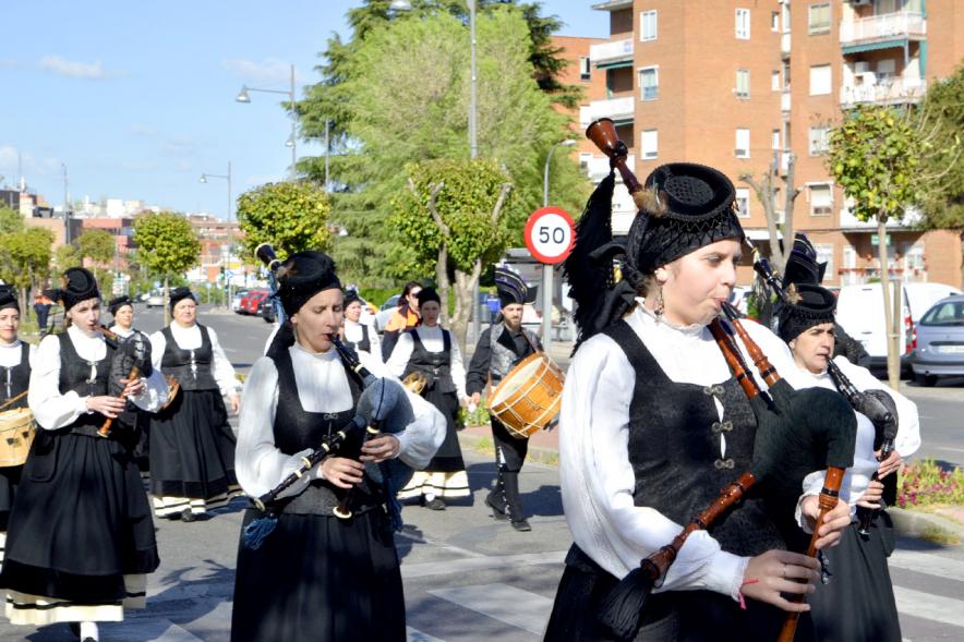 XVIIº Encuentro de Gaitas - Imagen de un grupo de personas tocando la gaita y desfilando.