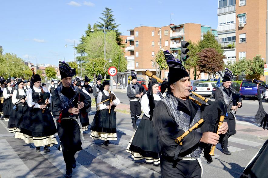XVIIº Encuentro de Gaitas - Imagen de un grupo de personas tocando la gaita y desfilando.