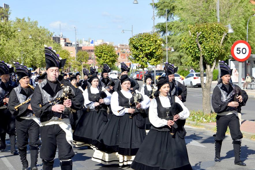 XVIIº Encuentro de Gaitas - Imagen de unas personas que participan en el evento en un momento del desfile.