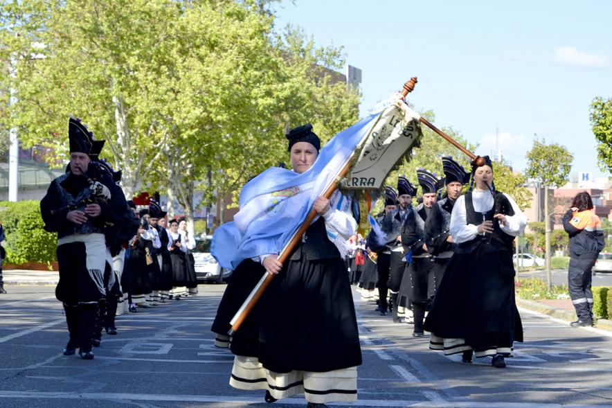 XVIIº Encuentro de Gaitas - Imagen de una de las agrupaciones gallegas delante de su estandarte.