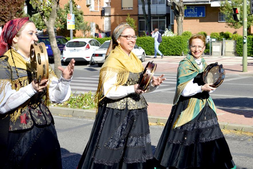 XVIIº Encuentro de Gaitas - Imagen de unas personas que participan en el evento, vestidos con el traje regional.