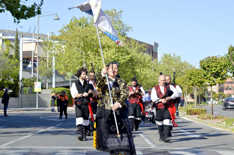 XVIIº Encuentro de Gaitas - Imagen de una persona llevando el estandarte de su agrupación.