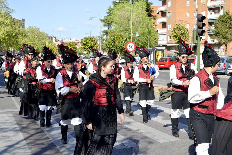 XVIIº Encuentro de Gaitas - Imagen de unas personas que participan en el evento en un momento del desfile.