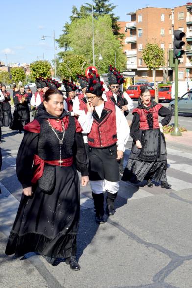 XVIIº Encuentro de Gaitas - Imagen de unas personas que participan en el evento en un momento del desfile.