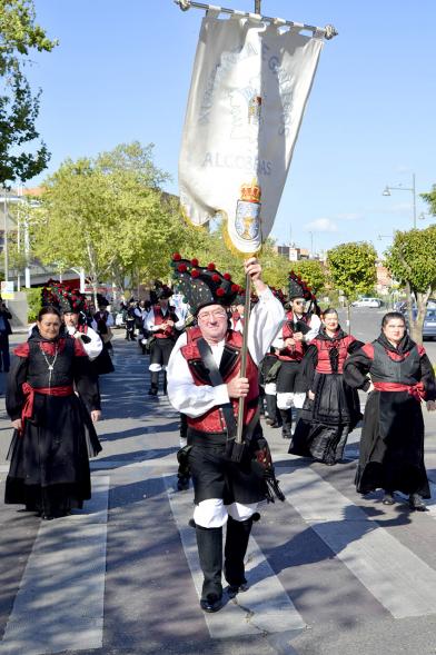 XVIIº Encuentro de Gaitas - Imagen de una persona llevando el estandarte de su agrupación.