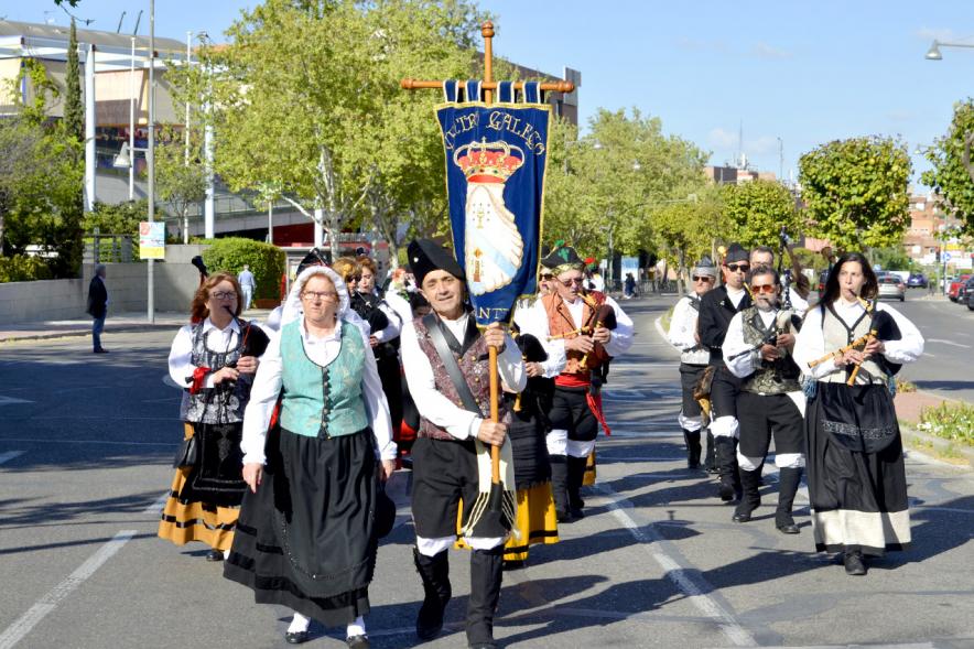 XVIIº Encuentro de Gaitas - Imagen de una de las agrupaciones gallegas delante de su estandarte.