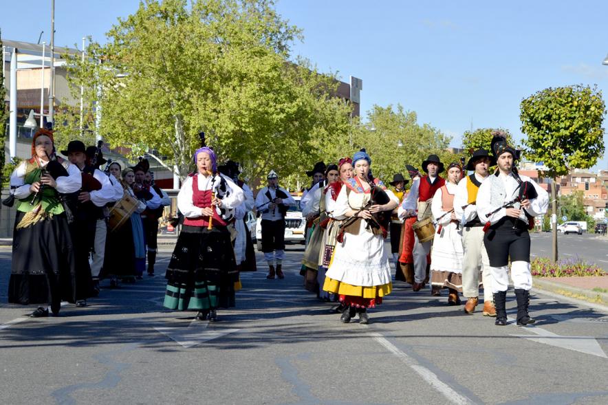 XVIIº Encuentro de Gaitas - Imagen de un grupo de personas tocando la gaita y desfilando.