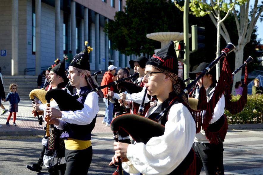 XVIIº Encuentro de Gaitas - Imagen de un grupo de personas tocando la gaita y desfilando.