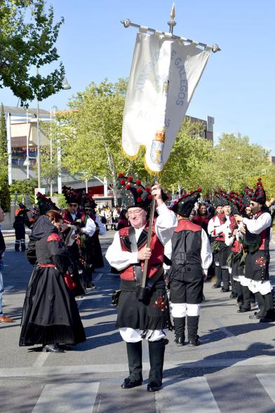 XVIIº Encuentro de Gaitas - Imagen de una de las agrupaciones gallegas delante de su estandarte.