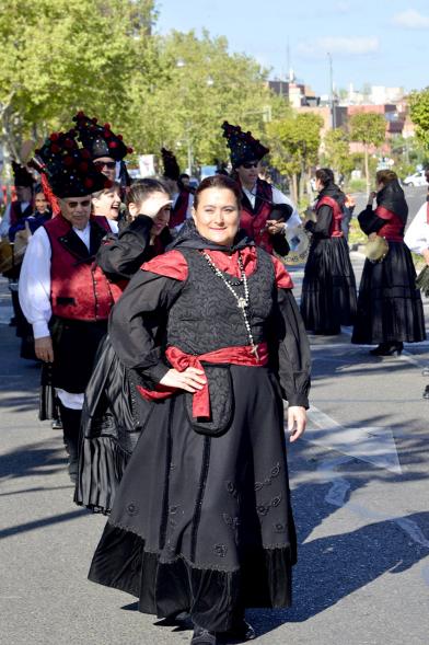 XVIIº Encuentro de Gaitas - Imagen de unas personas que participan en el evento en un momento del desfile.