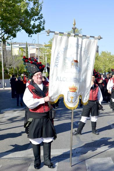 XVIIº Encuentro de Gaitas - Imagen de una persona llevando el estandarte de su agrupación.