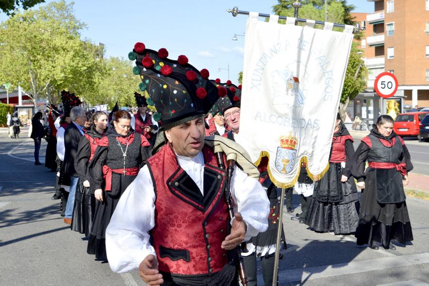 XVIIº Encuentro de Gaitas - Imagen de unas personas que participan en el evento, vestidos con el traje regional y desfilando.
