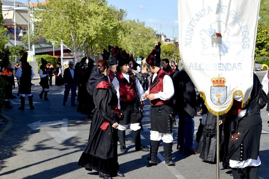 XVIIº Encuentro de Gaitas - Imagen de una de las agrupaciones gallegas delante de su estandarte.