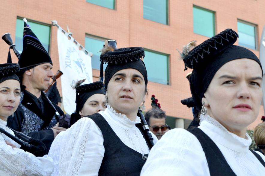 XVIIº Encuentro de Gaitas - Imagen primer plano de unas personas que participan en el evento, vestidos con el traje regional.