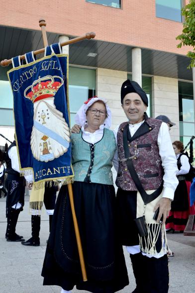 XVIIº Encuentro de Gaitas - Imagen de unas personas que participan en el evento, vestidos con el traje regional.