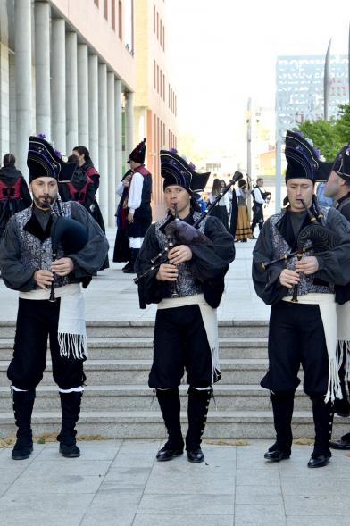 XVIIº Encuentro de Gaitas - Imagen de un grupo de personas tocando la gaita.