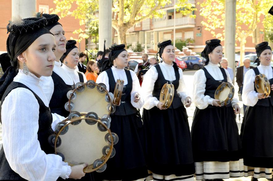 XVIIº Encuentro de Gaitas - Imagen de unas personas tocando los panderos.
