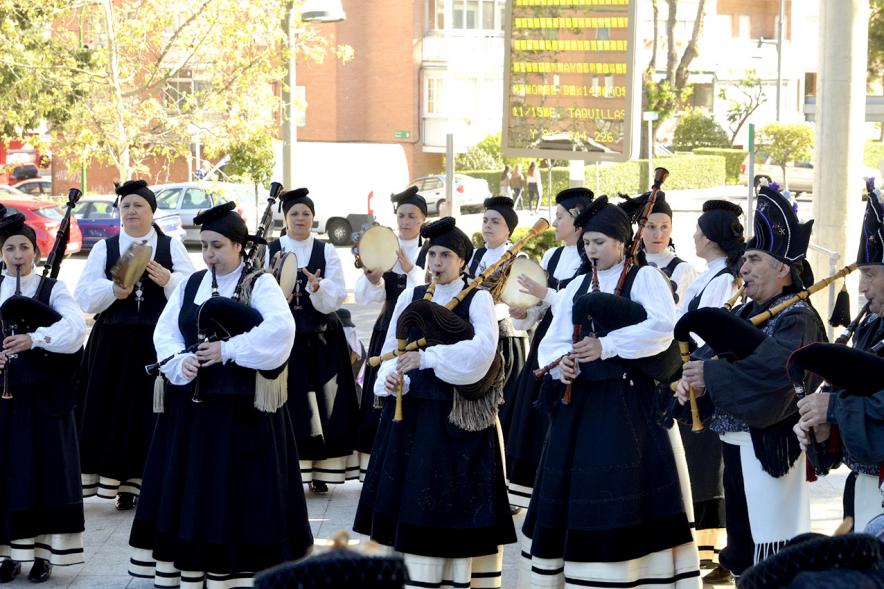 XVIIº Encuentro de Gaitas - Imagen de un grupo de personas tocando la gaita.