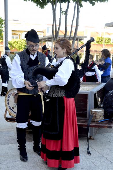 XVIIº Encuentro de Gaitas - Imagen  de dos  personas tocando la gaita. 