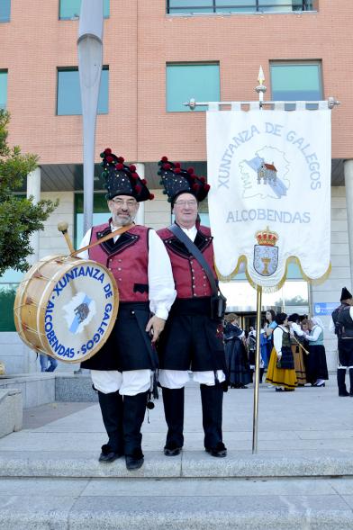 XVIIº Encuentro de Gaitas - Imagen de una persona llevando el estandarte de su agrupación.