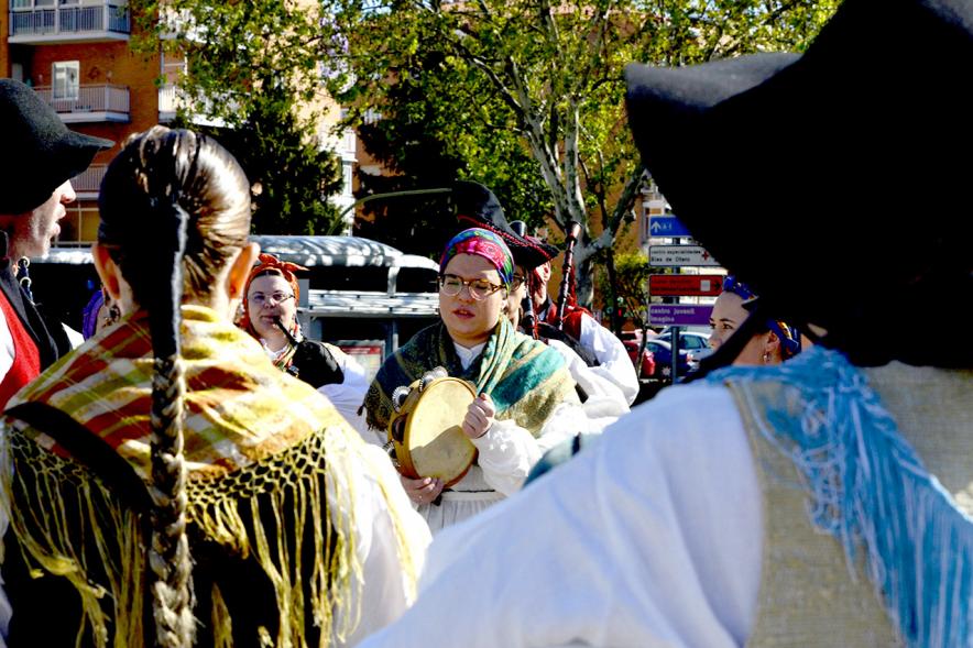 XVIIº Encuentro de Gaitas - Imagen de unas personas que participan en el evento.