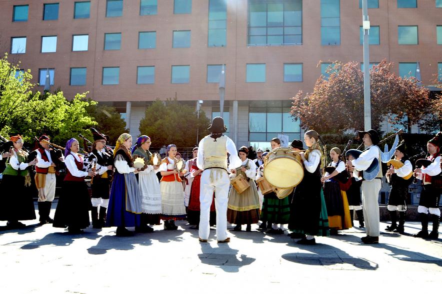 XVIIº Encuentro de Gaitas - Imagen de unas personas tocando panderos y gaitas.