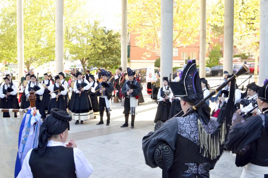XVIIº Encuentro de Gaitas - Imagen de un grupo de personas tocando la gaita.