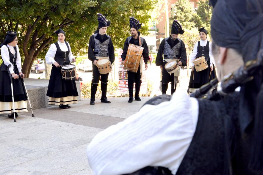XVIIº Encuentro de Gaitas - Imagen de unas personas tocando panderos y gaitas.