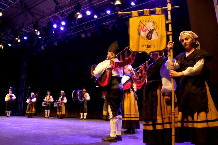 Encuentru de Gaites Asturianes en La Esfera - El grupo de gaitas con su estandarte.