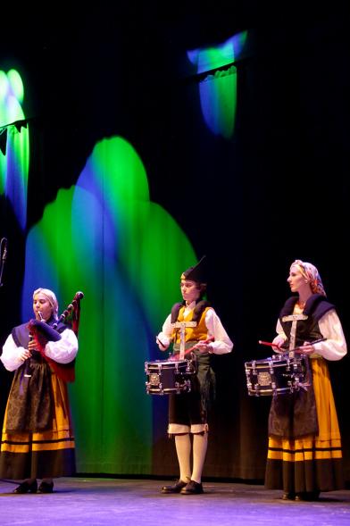 Encuentru de Gaites Asturianes en La Esfera - Grupo musical  en el escenario.