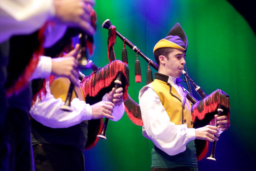 Encuentru de Gaites Asturianes en La Esfera - Grupo de gaiteros en el escenario.